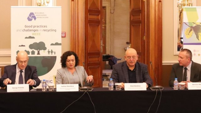 <p>
	Екоминистърът Емил Димитров (вторият от дясно на ляво) откри кръгла маса на тема &quot;Добри практики и предизвикателства в рециклирането &quot;. <em>Снимка: БГНЕС</em></p>
<p>
	&nbsp;</p>
