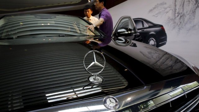 <p>
	Шоурум на Mercedes в Пекин. <em>Снимка: Ройтерс</em></p>
