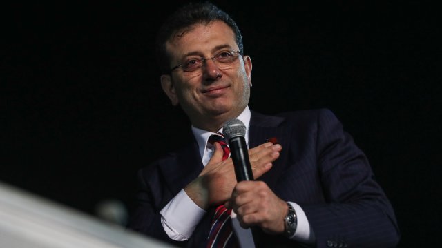 Екрем Имамоглу говори на митинг пред сградата на общината след оповестяването на съдебното решение. Снимка: EPA/БГНЕС