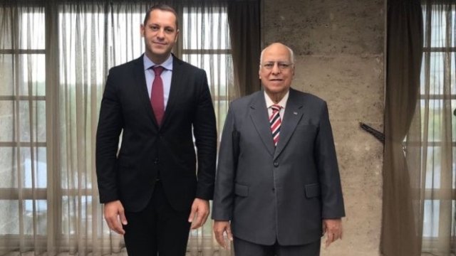 <p>
	Александър Манолев, зам.-министър на икономиката (вляво) и Кабрисас Руиз, вицепрезидент на Съвета на министрите и министър на икономиката и планирането на Република Куба. <em>Снимка: Министерство на икономиката</em></p>
