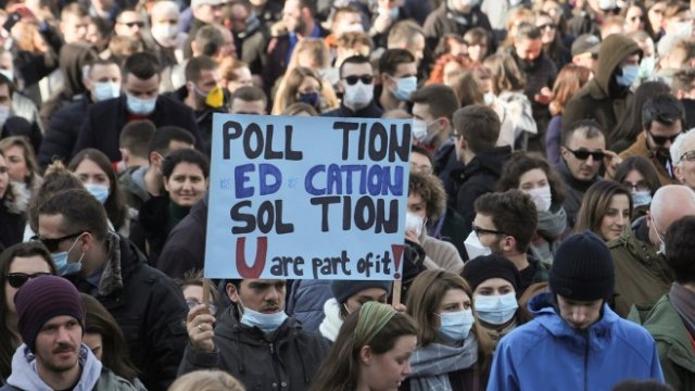 <p>
	Протест срещу замърсяването на въздуха в Прищина. <em>Снимка: Архив Ройтерс</em></p>
