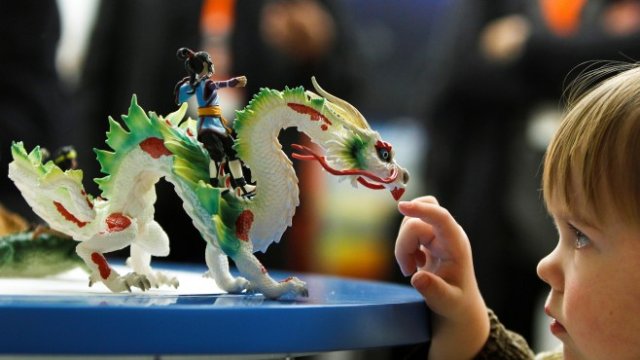 <p>
	Момче се играе с играчка на Schleich по време на 62-ия Международен панаир на играчките в Нюрнберг, на 2 февруари, 2011 г. <em>Снимка: Архив Ройтерс</em></p>
