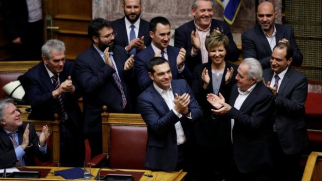 <p>
	Алексис Ципрас (център) и депутати от &quot;Сириза&quot; след вота на доверие.<em> Снимка: Ройтерс</em></p>
