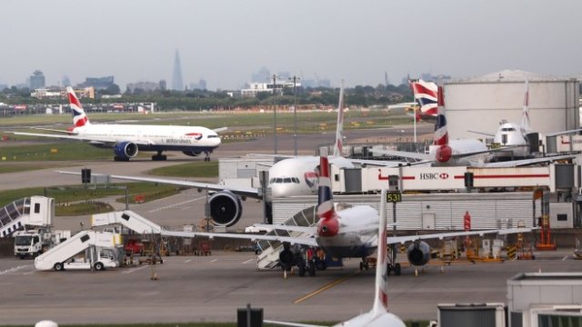 <p>
	Самолети на British Airways на летище Хийтроу. <em>Снимка: Архив Ройтерс</em></p>

