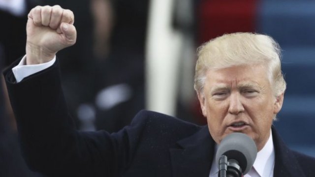 <p>
	Доналд Тръмп по време на церемонията за встъпване в длъжност.<em> Снимка: Ройтерс</em></p>
