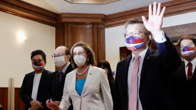 <p>
	Пелоси пристига за среща с тайванските законодатели в Тайпе. <em>Снимка:&nbsp;RITCHIE B. TONGO</em></p>
