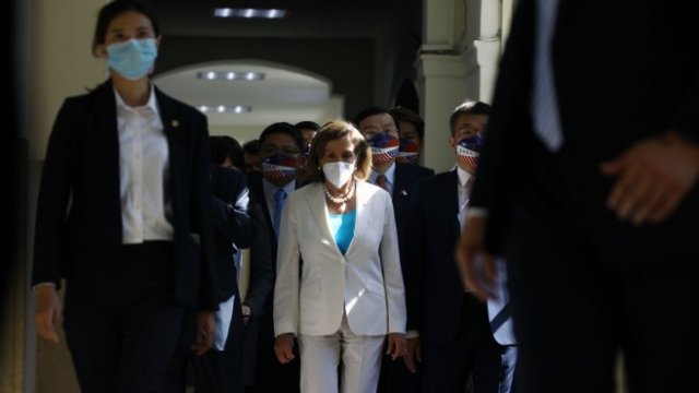 <p>
	Пелоси в Тайпе. <em>Снимка: Central News Agency/Bloomberg</em></p>
