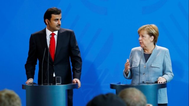 <p>
	<em>Тамим бин Хамад ал-Тани и Ангела Меркел в Берлин. Снимка: Ройтерс</em></p>
