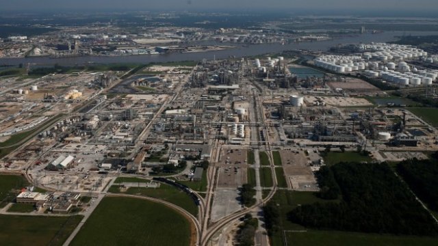 <p>
	<em>Изглед към предприятията на Dow в Диър Парк, щата Тексас. Снимка: Ройтерс</em></p>

