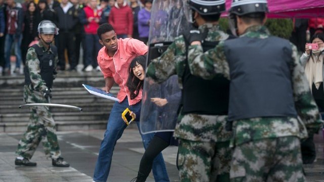 <p>
	Обучение срещу терористични атаки в унивеситет в Китай <em>Снимка: архив Ройтерс</em></p>
