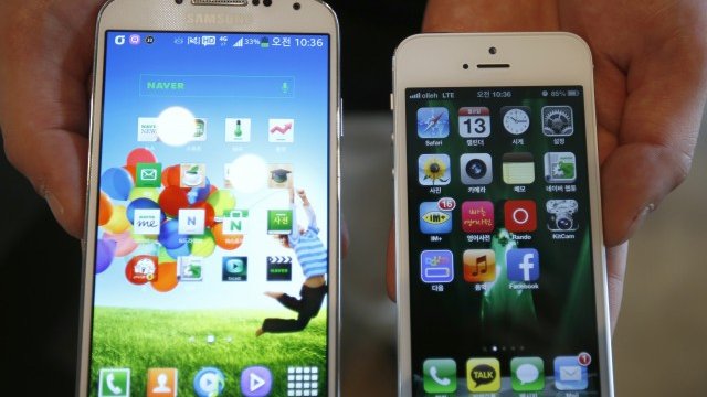 <p>
	Galaxy S4 на Samsung Electronics (вляво) и iPhone 5 на Apple. <em>Снимка: Ройтерс</em></p>

