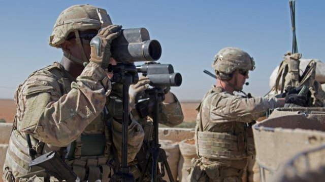 <p>
	Американски войници патрулират в района на Манбидж, Сирия. <em>Снимка: Ройтерс</em></p>
