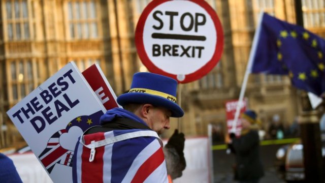 <p>
	Демонстрант срещу Brexit протестира пред сградата на Парламента в Лондон. <em>Снимка: Ройтерс</em></p>
