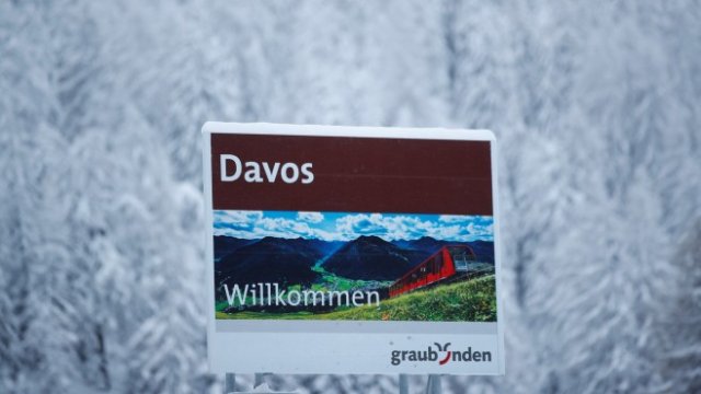 <p>
	Табела на входа на Давос приветства гостите на курорта. <em>Снимка: Ройтерс</em></p>
