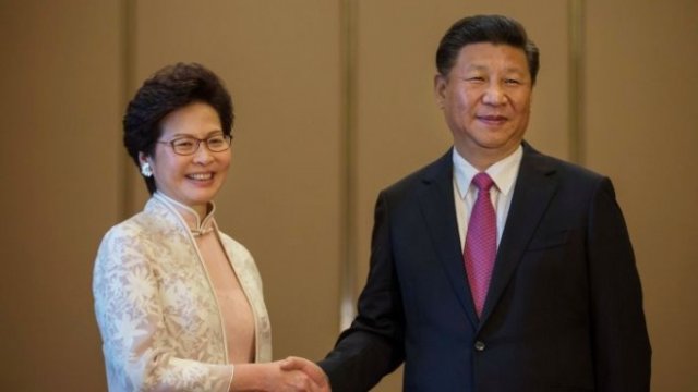 <p>
	Кари Лам и Си Дзинпин.<em> Снимка: Ройтерс</em></p>
