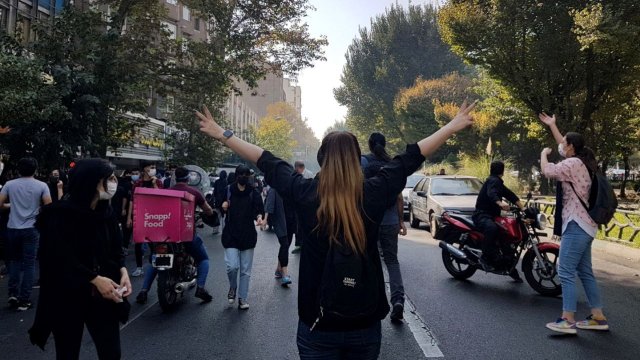 Протестиращи иранци блокират улица в Техеран след смъртта на Махса Амини. Снимка: EPA/STR