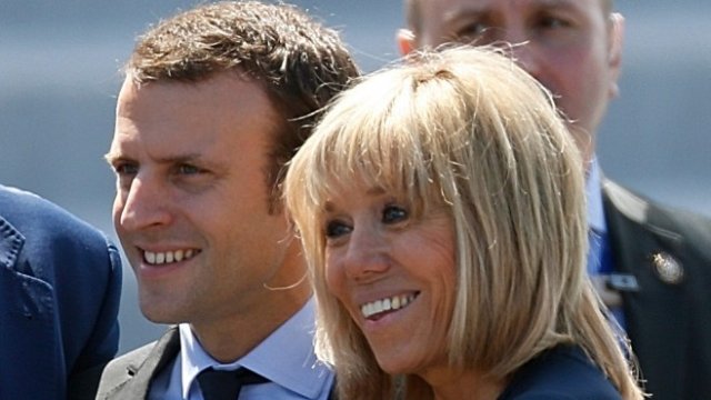 <p>
	Емаюел Макрон и 20 години по-възрастната му съпруга Брижит. Снимка: <em>Архив, Ройтерс</em></p>
