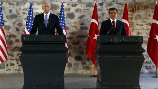 <p>
	Вицепрезидентът на САЩ Джо Байдън (вляво) и премиерът на Турция Ахмед Давутоглу (вдясно). <em>Снимка: Ройтерс</em></p>
