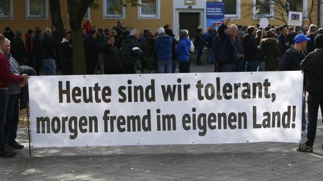 <p>
	Протест на германци срещу имигрантската политика на Меркел. &quot;Днес сме толерантни, а утре - чужденци в собствената си родина&quot;, пише на транспаранта. <em>Снимка: Ройтерс</em></p>
