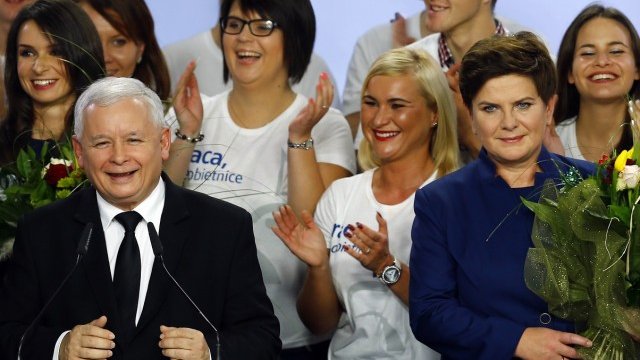 <p>
	Лидерът на &quot;Право и справедливост&quot; Ярослав Качински и бъдещият премиер Беата Шидло (вдясно).<em> Снимка: Ройтерс</em></p>
