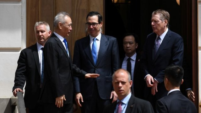 <p>
	Лу Хъ (вляво) разговаря с финансовия министър Стивън Манучин (център) и търговския представител Робърт Лайтайзър (вдясно). <em>Снимка: Ройтерс</em></p>
