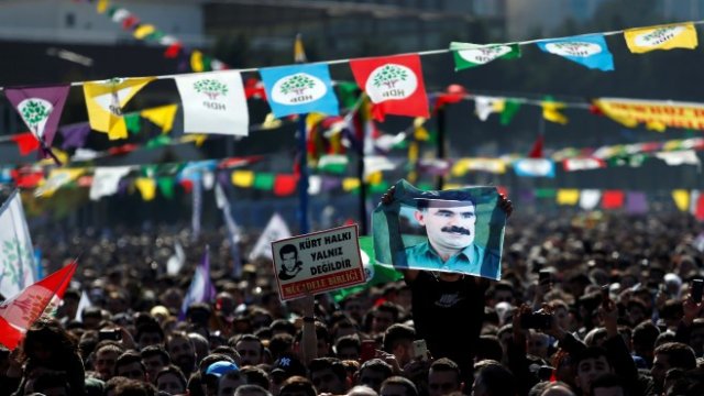 <p>
	Мъж държи плакат с лика на Абдула Йоджалан. <em>Снимка: Ройтерс</em></p>
