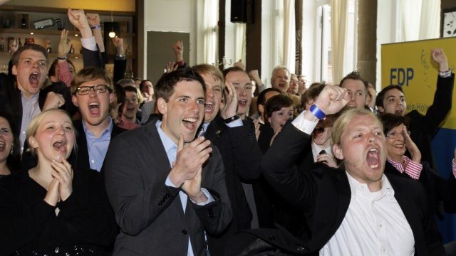 <p>
	Привържениците на Свободната демократична партия очакваха по-слаб резултат на изборите в Шлезвиг-Холщайн.<em> Снимка: Ройтерс</em></p>
