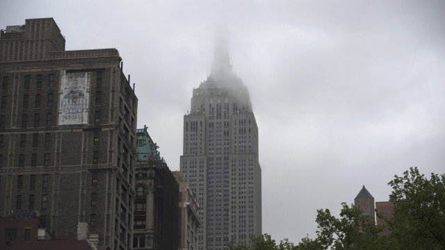 <p>
	Осъвременената Empire State Building вече е сред 10-те сгради с най-висока енергийна ефективност в САЩ.<em> Снимка: Ройтерс</em></p>
