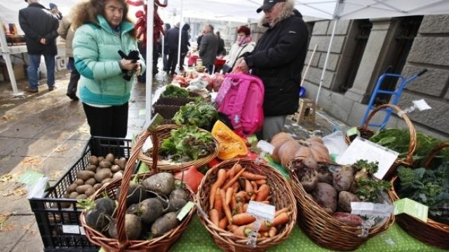 <p>
	<em>Фермерски пазар в София. Снимка: Олег Попов, Investor Media Group</em></p>
