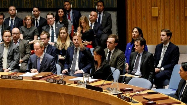 <p>
	Постоянният представител на САЩ Ники Хейли гласува срещу проекторезолюцията. <em>Снимка: Ройтерс</em></p>
