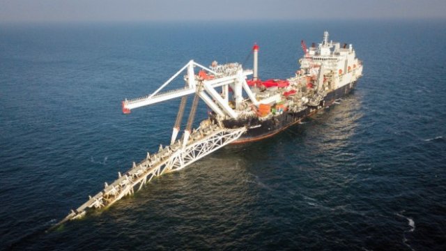 <p>
	<em>Полагането на тръбите на &quot;Северен поток 2&quot;. Снимка: &quot;Газпром&quot;</em></p>
