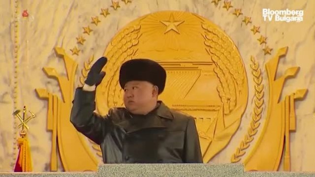 Какво е значението на среднощния военен парад в Северна Корея?