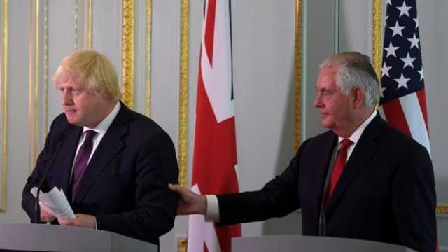 <p>
	<em>Държавният секретар на САЩ Рекс Тилърсън (вдясно) и външният министър на Великобритания Борис Джонсън. Снимка: Архив Ройтерс</em></p>
