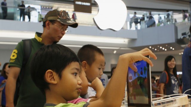 <p>
	Магазин на&nbsp;Apple в Поднебесната империя. <em>Снимка: Ройтерс</em></p>
