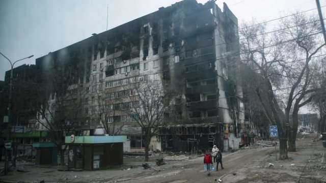 <p>
	Разрушени сгради в Мариупол. <em>Снимка: EPA/SERGEI ILNITSKY</em></p>
