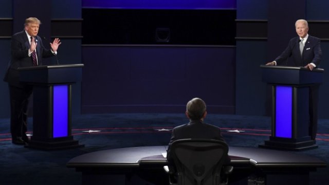 <p>
	<em>Тръмп (вляво) и Байдън (вдясно) по време на дебата. Снимка: Kevin Dietsch/UPI/Bloomberg</em></p>
