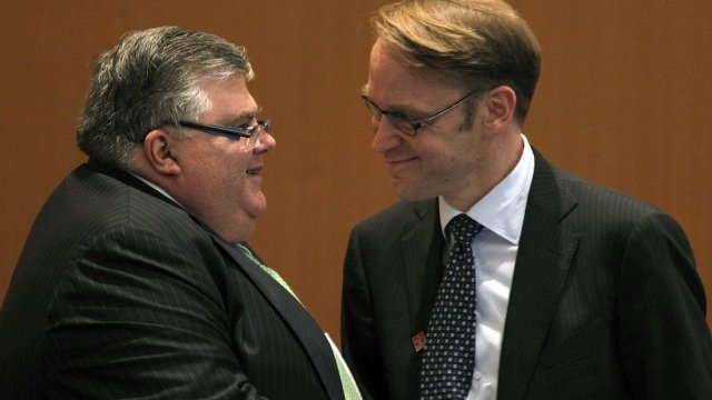 <p>
	Управителят на мексиканската централна банка Аугустин Карстенс разговаря с президента на Bundesbank&nbsp; Йенс Вайдман по време на срещата на финансовите министри и централните банкери на страните от Г-20 в Мексико. Снимка: Ройтерс</p>
