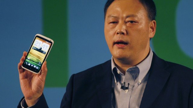 <p>
	Президентът на HTC Питър Чоу представя новите модели. <em>Снимка: Ройтерс</em></p>
