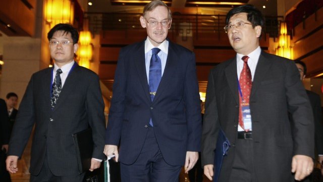 <p>
	Президентът на Световната банка Робърт Зелик пристига на икономическа конференция в Пекин. <em>Снимка: Ройтерс</em></p>
