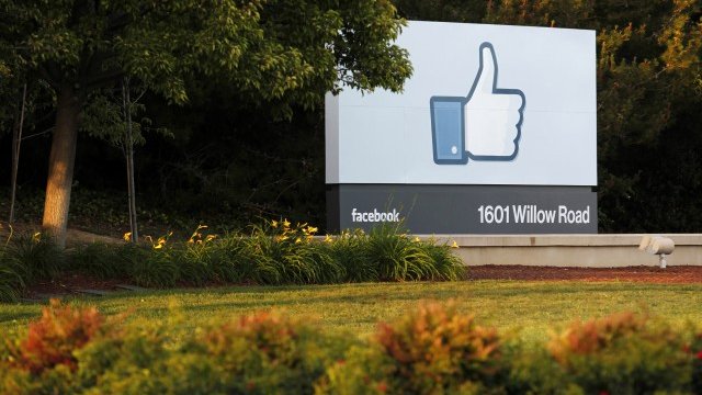 <p>
	Зад тази табела в Менло Парк Facebook е запазил предупреждение за собственото си бъдеще. <em>Снимка: Ройтерс</em></p>
