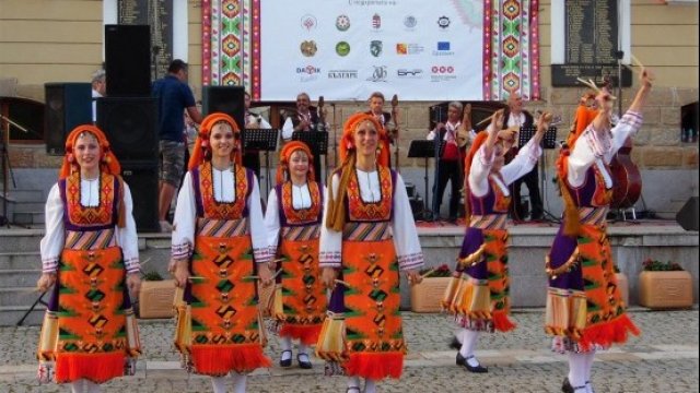 <p>
	Фестивалът &quot;Живият огън на традициите&quot;. <em>Снимка: община Котел</em></p>
