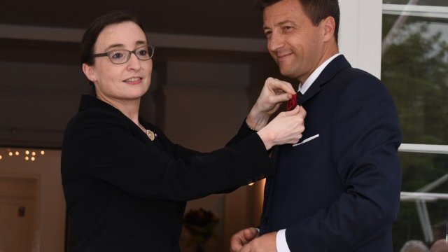 <p>
	Нейно превъзходителство Аник Ван Калстър, посланик на Кралство Белгия в България, връчва наградата<em>. Снимка: СИБАНК</em></p>
