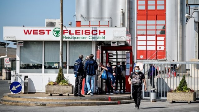 <p>
	Заводът на компанията Westfleisch край Кьосфелд. <em>Снимка: EPA/BGNES</em></p>
