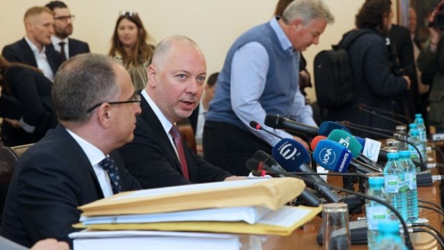 <p>
	Министърът на транспорта, информационните технологии и съобщенията Росен Желязков открива заседанието на комисията за провеждане на процедурата за концесия на летище &bdquo;София&ldquo;, на което бяха отворени офертите на допуснатите участници. <em>Снимка: БТА&nbsp;</em></p>
