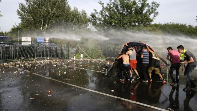 <p>
	Сблъсъците на границата между Унгария и Сърбия.&nbsp;<em>Снимка: Ройтерс</em></p>
