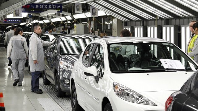 <p>
	Завод на&nbsp;Peugeot Citroen до Париж. <em>Снимка: Ройтерс</em></p>
