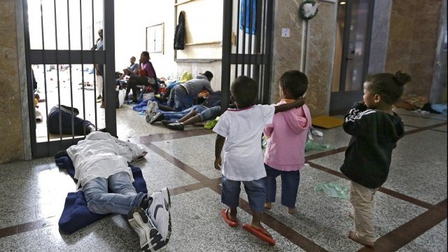 <p>
	Бежанци на жп гара в Италия. <em>Снимка: БТА</em></p>
