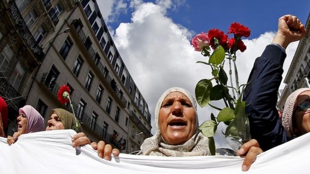 <p>
	Кадър от марша срещу страха в Брюксел, който се проведе след терористичните атаки в града и в който се включиха и представители на мюсюлманската общност в Белгия. <em>Снимка: архив, Ройтерс</em></p>
