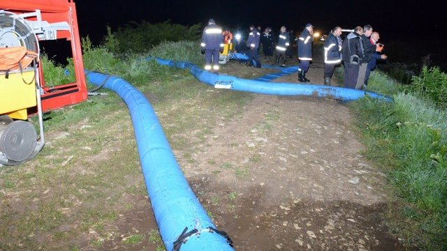 <p>
	Преливникът на язовира до село Рогозен се е разрушил в събота следобед. Заради обилните валежи през последните 10 дни нивото на водата е стигнало критична точка. <em>Снимка: БТА</em></p>
