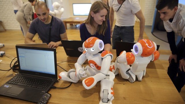 <p>
	Роботите &quot;Нао&quot; се придвижват с лекота и жестикулират.&nbsp;<em>Снимка: архив Ройтерс</em></p>
